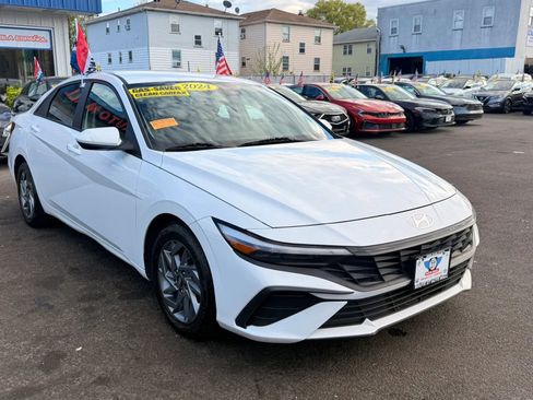 Used 2024 Hyundai Elantra SEL FWD image 2