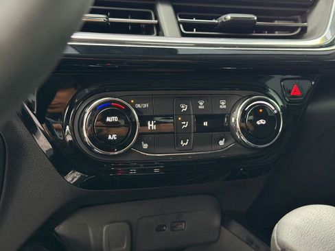 Used 2025 Chevrolet Trax ACTIV w/ Sunroof Package image 33