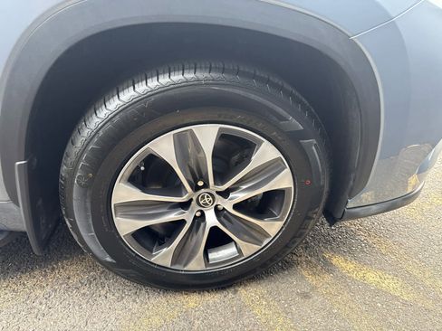 Used 2022 Toyota Highlander XLE image 6