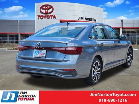 Used 2025 Volkswagen Jetta SE FWD image 6