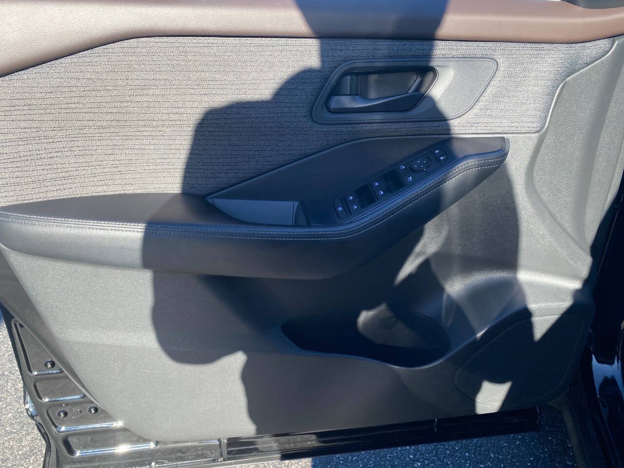 Used 2022 Nissan Rogue S AWD/4WD image 11