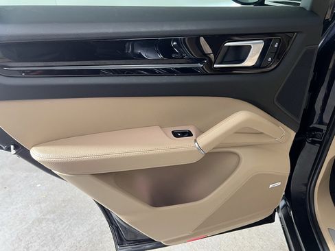 Certified 2022 Porsche Cayenne Platinum Edition w/ Premium Package Plus image 27