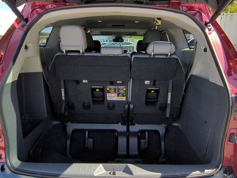 Used 2023 Toyota Sienna Limited image 12