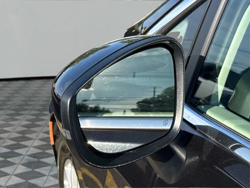 Used 2023 Chrysler Pacifica Touring-L FWD image 24