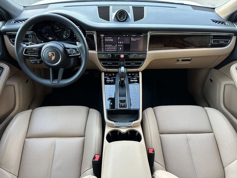 Certified 2025 Porsche Macan AWD/4WD image 6