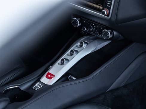 Used 2015 Ferrari California T RWD image 34