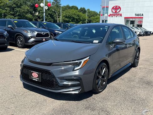 Used 2023 Toyota Corolla SE w/ SE Premium Package FWD image 3