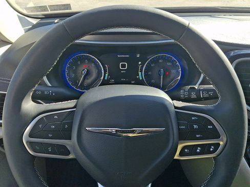 Used 2023 Chrysler Pacifica Touring-L image 19