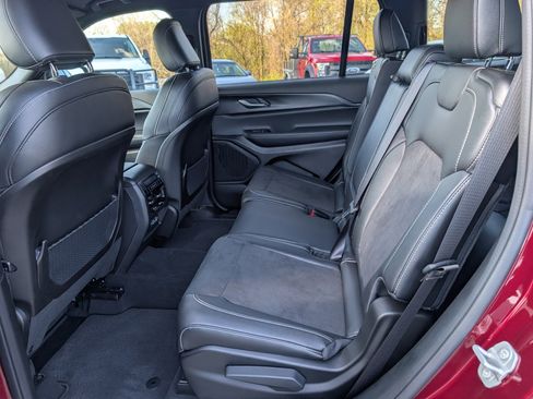 Used 2024 Jeep Grand Cherokee L Laredo image 15