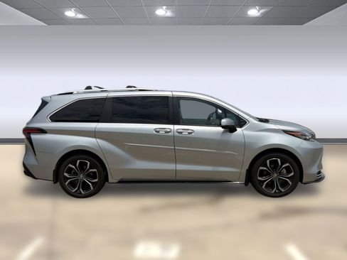 Used 2025 Toyota Sienna Platinum FWD image 7