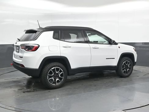 Used 2025 Jeep Compass Trailhawk AWD/4WD image 2