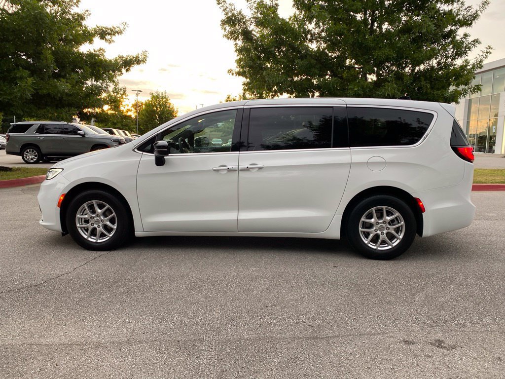 Used 2025 Chrysler Pacifica Select FWD image 4