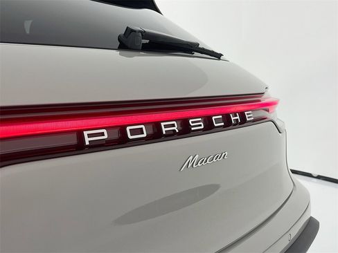 Certified 2025 Porsche Macan image 28