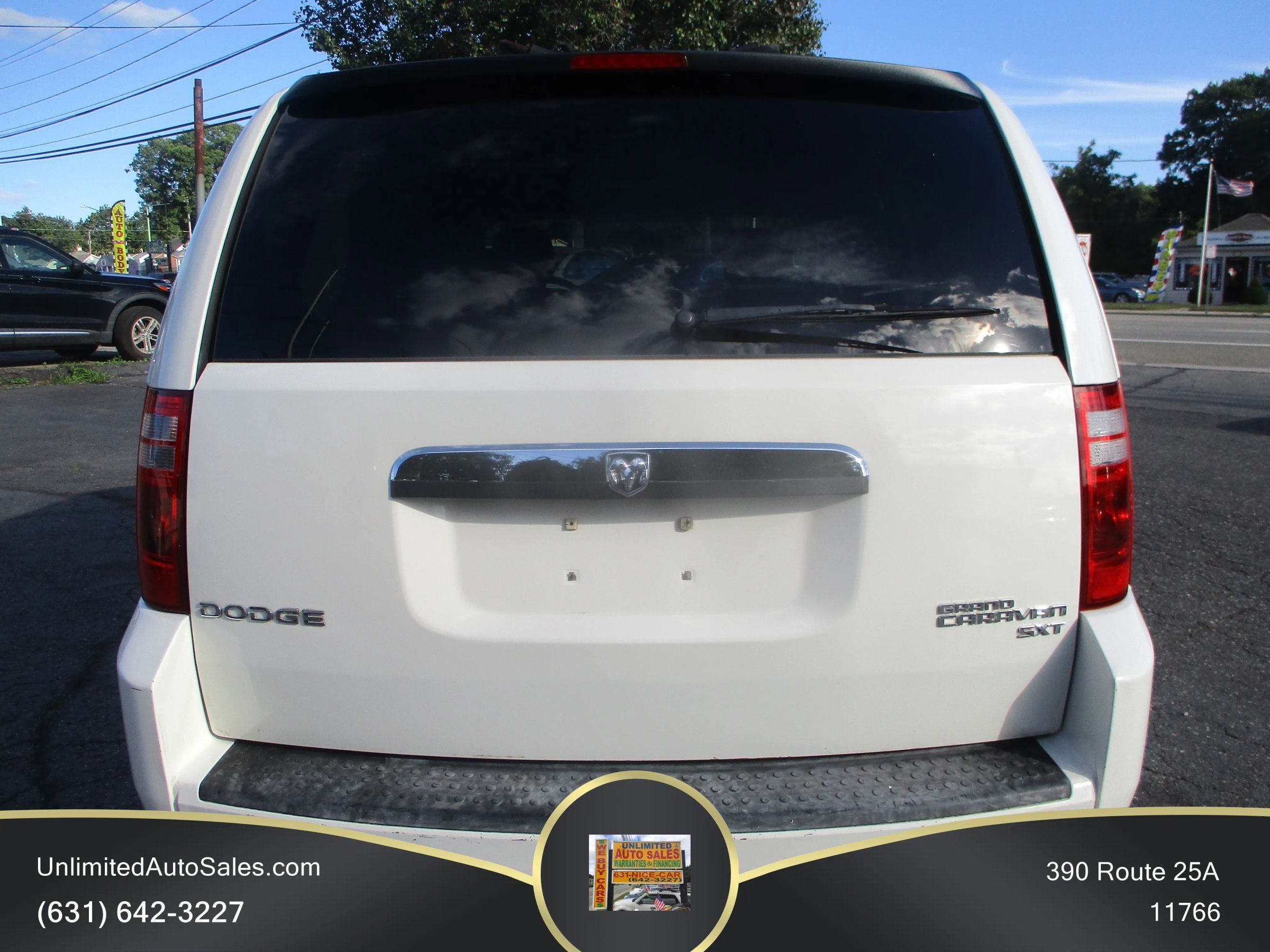 Used 2010 Dodge Grand Caravan SXT FWD image 2
