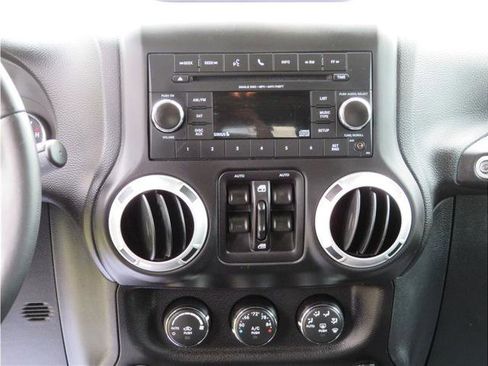 Used 2017 Jeep Wrangler Unlimited Rubicon image 6