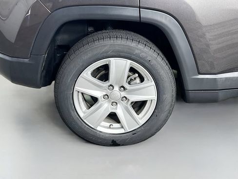 Used 2022 Jeep Compass Latitude w/ Sun and Sound Group AWD/4WD image 35