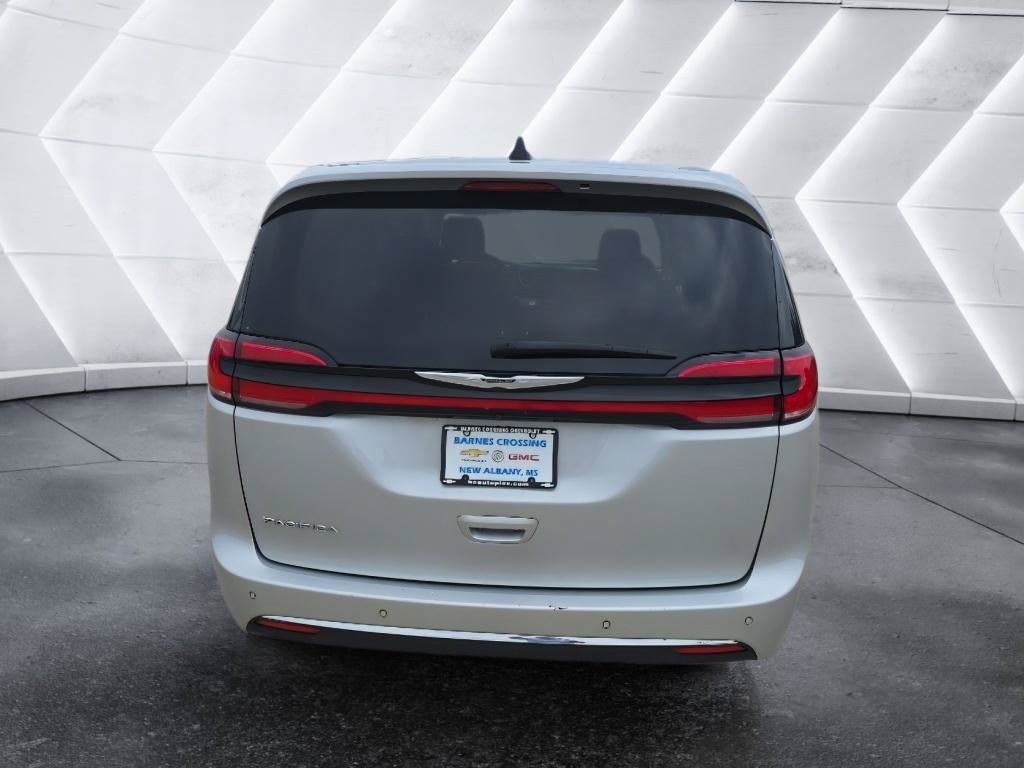 Used 2024 Chrysler Pacifica Touring-L FWD image 6