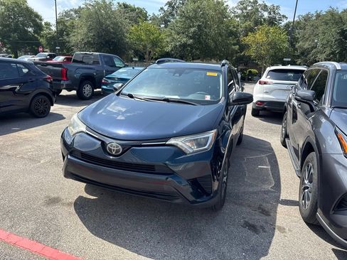 Used 2018 Toyota RAV4 LE FWD image 1