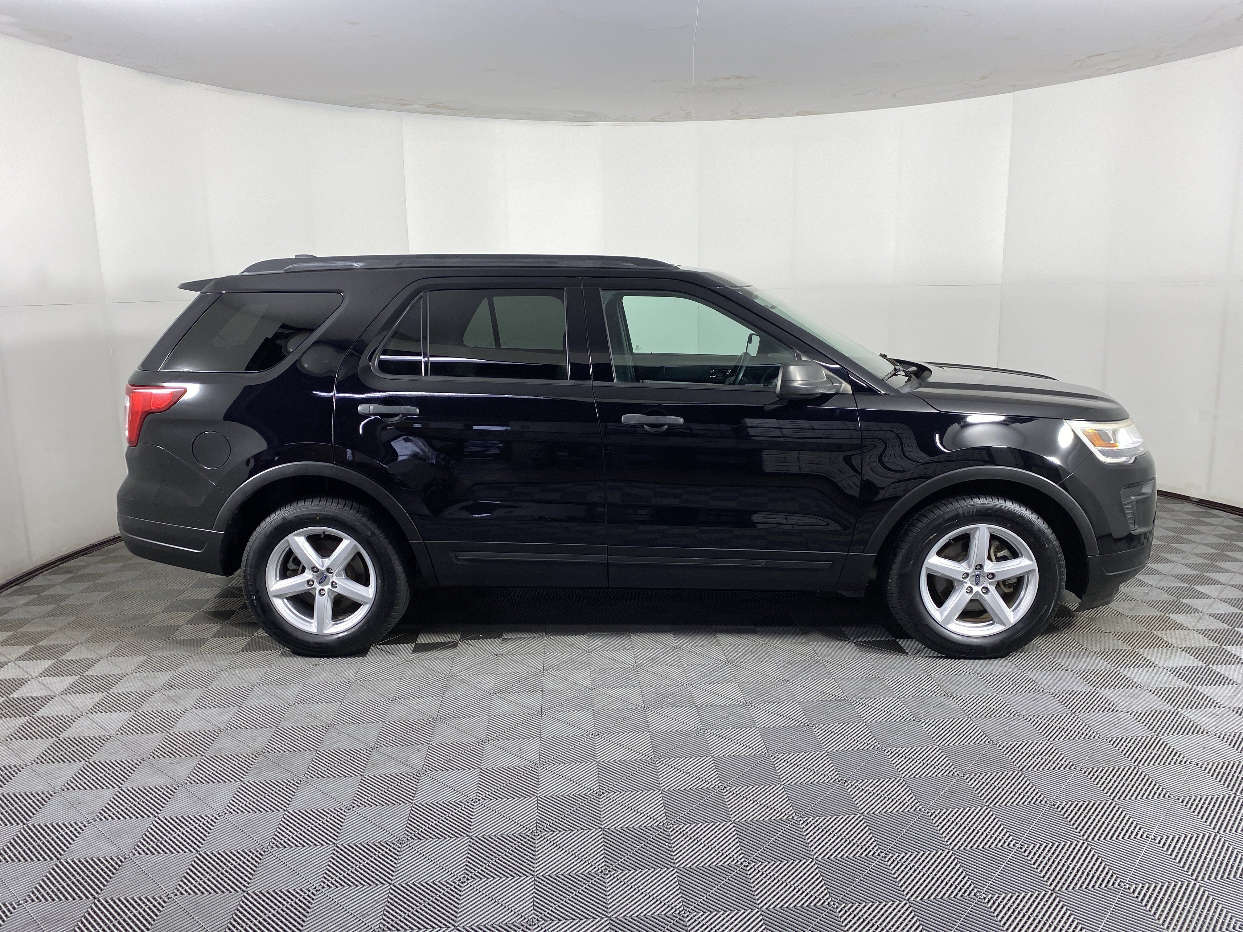 Used 2018 Ford Explorer 4WD w/ Class II Trailer Tow Package image 5