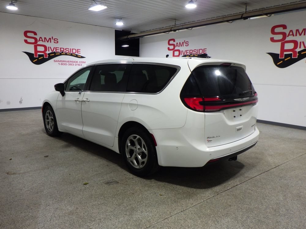 Used 2024 Chrysler Pacifica Limited FWD image 2