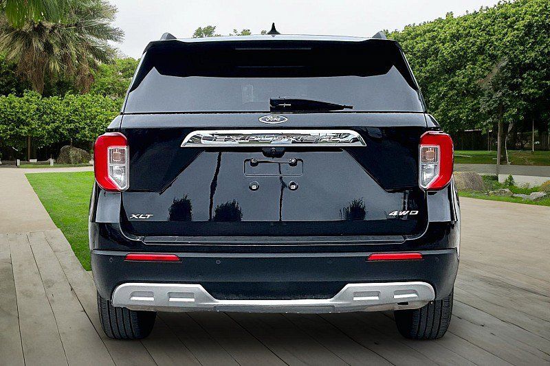 Used 2021 Ford Explorer XLT w/ Equipment Group 202A AWD/4WD image 3