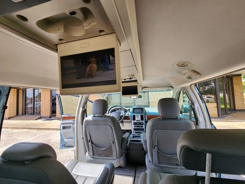 Used 2009 Chrysler Town & Country Touring FWD image 14