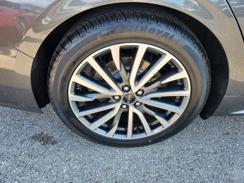 Used 2017 Lincoln Continental Select image 10