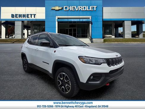 Used 2025 Jeep Compass Trailhawk AWD/4WD image 1