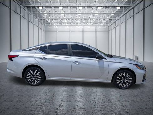 Used 2024 Nissan Altima 2.5 SV FWD image 8