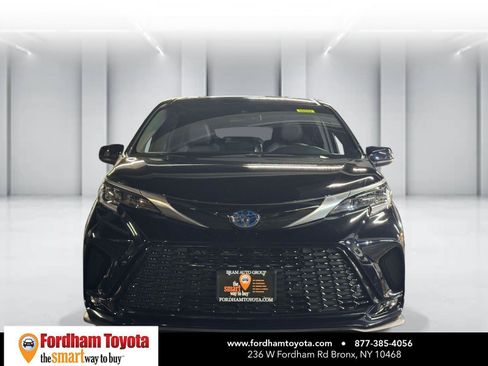 Used 2023 Toyota Sienna XSE AWD/4WD image 2