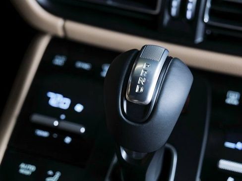 Certified 2026 Porsche Macan AWD/4WD image 18