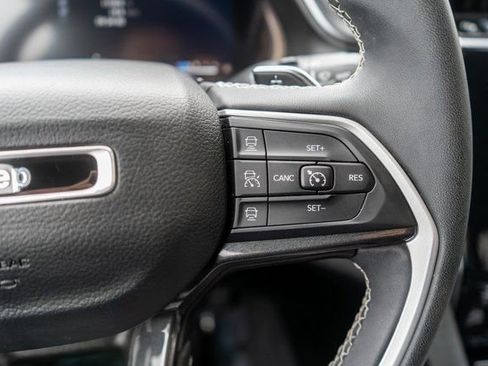 Used 2023 Jeep Grand Cherokee Laredo AWD/4WD image 24