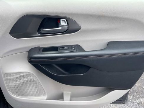 Used 2020 Chrysler Pacifica Touring-L FWD image 24