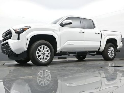 Used 2025 Toyota Tacoma SR5 AWD/4WD image 12