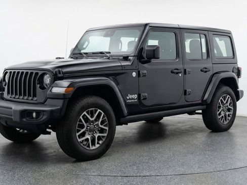 Used 2025 Jeep Wrangler Sahara image 3