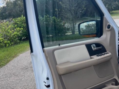 Used 2004 Ford Expedition Eddie Bauer image 9