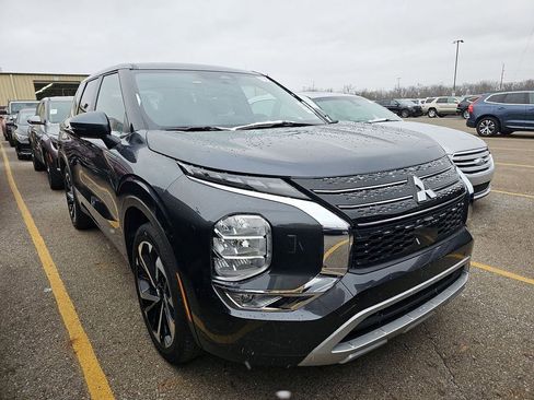 Used 2024 Mitsubishi Outlander SE image 3