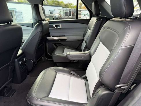Used 2022 Ford Explorer XLT w/ Equipment Group 202A image 11