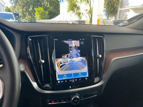 Used 2025 Volvo V60 B5 Cross Country Plus image 17