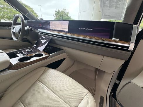 Certified 2025 Cadillac Escalade ESV Sport Platinum w/ LPO, Floor Liner Package AWD/4WD image 30
