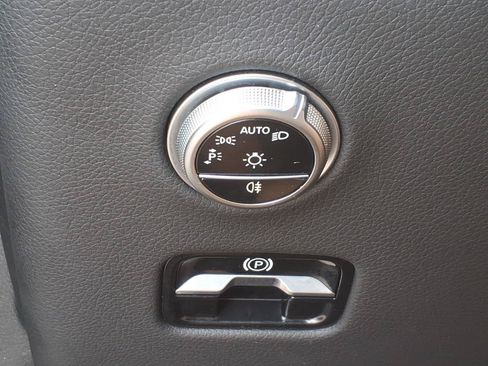 Used 2025 Mercedes-Benz GLC 300 4MATIC image 17