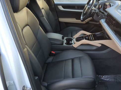 Used 2024 Porsche Cayenne image 24