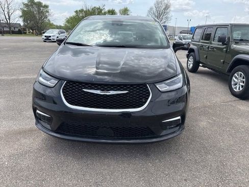 Used 2024 Chrysler Pacifica Touring-L FWD image 4