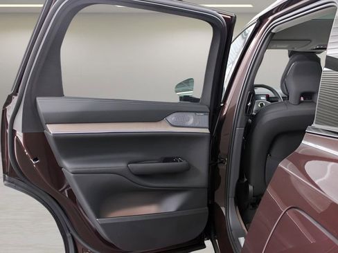 New 2025 Volvo EX90 Ultra image 18