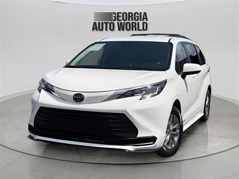 Used 2021 Toyota Sienna LE FWD image 4