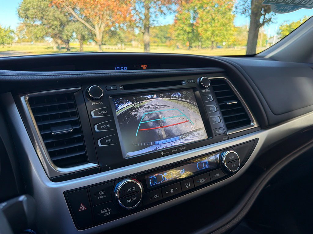 Used 2019 Toyota Highlander XLE AWD/4WD image 17