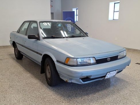 Used 1991 Toyota Camry Deluxe FWD image 3