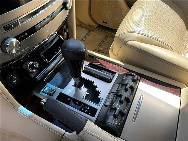 Used 2013 Lexus LX 570 4WD w/ Luxury Pkg w/Pre-crash image 13