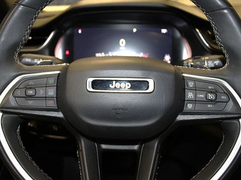 Certified 2023 Jeep Grand Cherokee Altitude AWD/4WD image 11