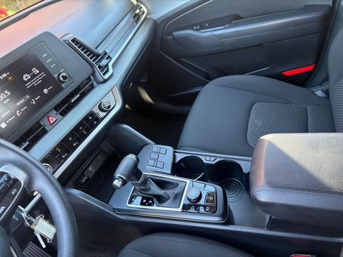 Used 2025 Kia Sportage LX image 40